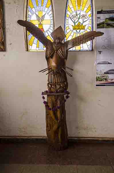 128 - Chile - isla de Rapa Nui o Pascua - Hanga Roa - iglesia de la Santa Cruz - interior - escultura